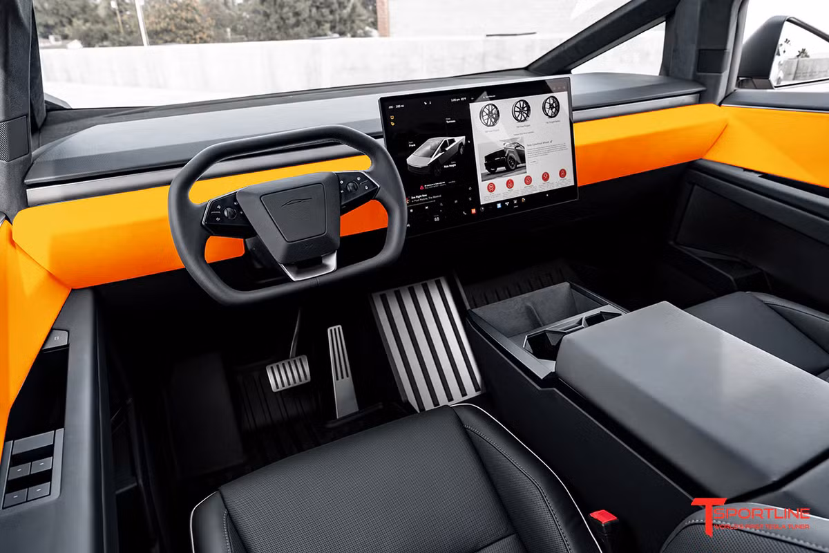 Cybertruck sở hữu công nghệ lái "steer-by-wire", một hệ thống điện tử không có kết nối cơ khí, mang lại sự linh hoạt và giảm chi phí sản xuất. Hệ thống này giúp tay lái có thể đặt ở bất kỳ vị trí nào trong cabin, tạo nên một thiết kế linh hoạt cho các thị trường với tay lái thuận hoặc nghịch.(Ảnh: T Sportline)