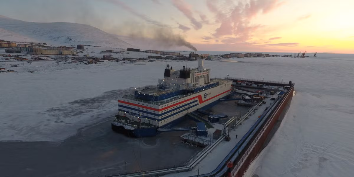 Đây là nhà máy điện hạt nhân nổi duy nhất và cũng là cơ sở sản xuất điện xa nhất về phía Bắc thế giới, sử dụng công nghệ tương tự tàu phá băng hạt nhân của Nga. (Ảnh: atommedia.online)