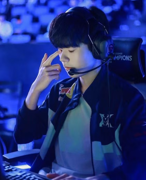 4. Deft (Kim Hyuk-kyu): Xạ thủ kỳ cựu và bạn thân của Faker, được yêu mến nhờ tài năng và tính cách thân thiện. (Ảnh: Thể thao văn hoá)