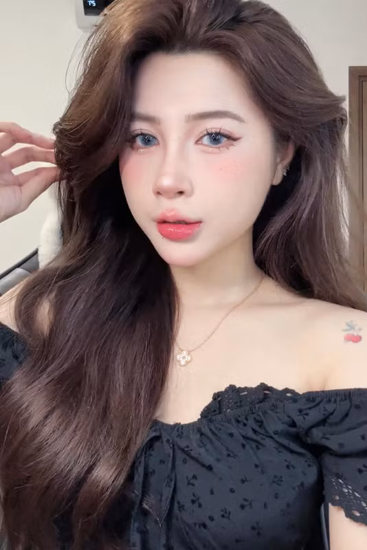 Với gương mặt xinh xắn và hình thể nóng bỏng, cô thu hút nhiều fan nam, được mệnh danh là "vợ quốc dân". (Ảnh: FBNV)