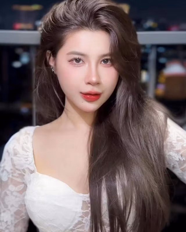 Quỳnh Ami, hot streamer sinh năm 2001, nổi tiếng nhờ ngoại hình xinh đẹp và tài năng trong làng game Việt. (Ảnh: FBNV)