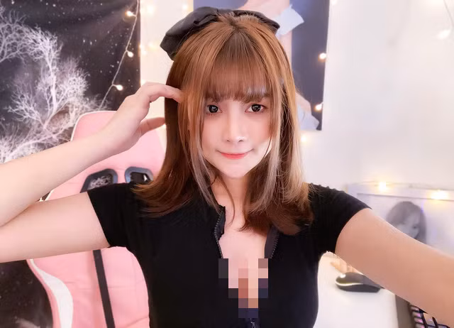 Lyly rất thích ca hát, Lyly tranh thủ hát trên facebook, chơi game và hát cho mọi người nghe. Điều bất ngờ là giọng hát của người đẹp được rất nhiều người khen ngợi và ủng hộ (Ảnh: gameK)