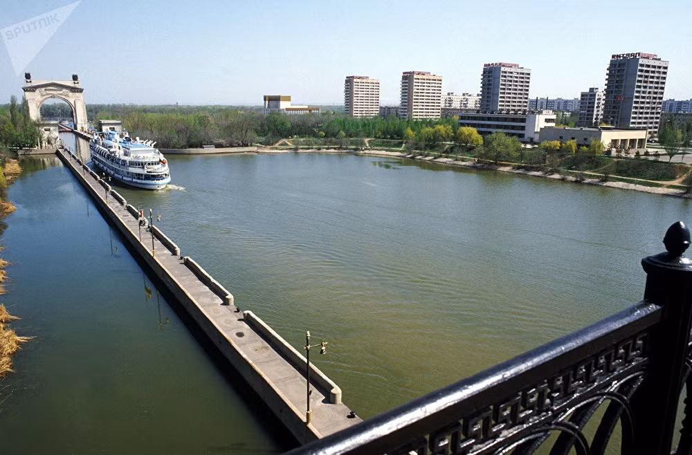 Tàu di chuyển trên sông Volga ở Volgograd.