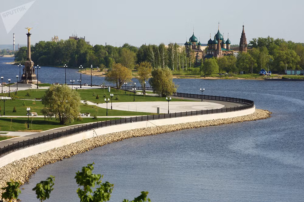 Sông dài nhất nước Nga Volga chảy qua thành phố Yaroslavl.