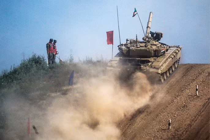 Xe tăng T-90S của Ấn Độ trong phần thi leo dốc.