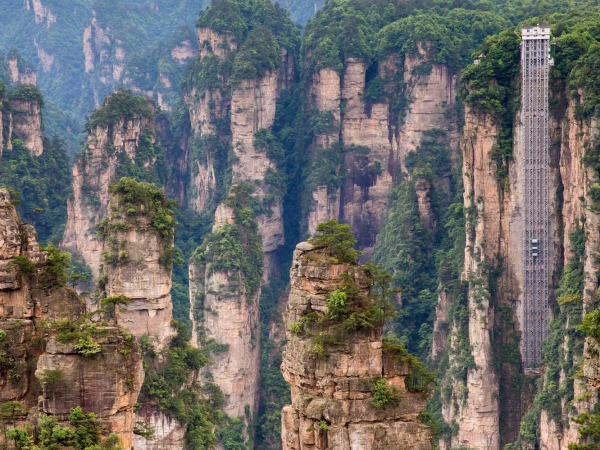 Công viên quốc gia Zhangjiajie của Trung Quốc cũng có tên trong danh sách 10 trải nghiệm hấp dẫn ở châu Á.