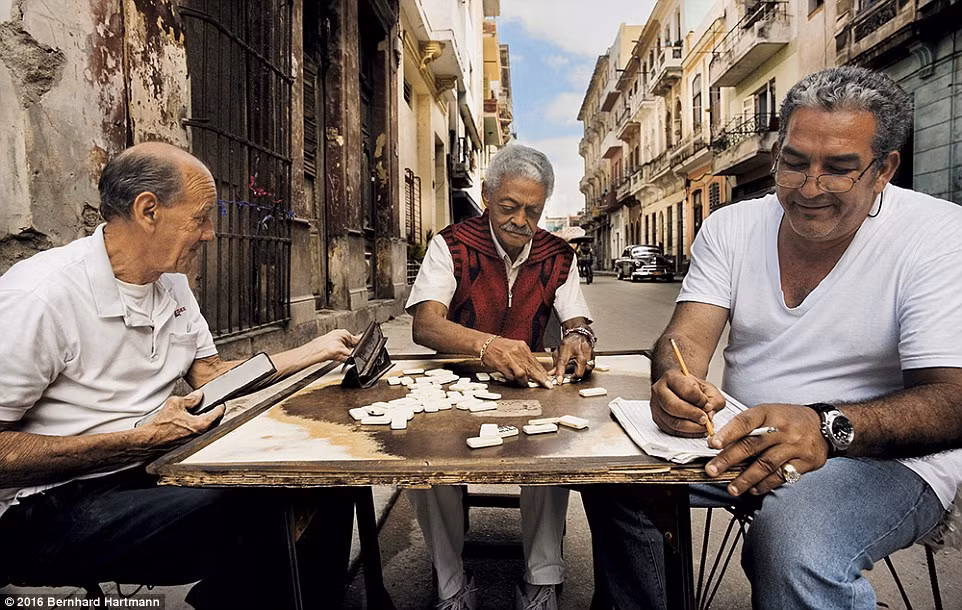 Domino là một trong những trò chơi giải trí khá phổ biến ở Cuba. Chính vì vậy, hình ảnh người dân chơi domino trở nên thân thuộc ở nhiều con phố.