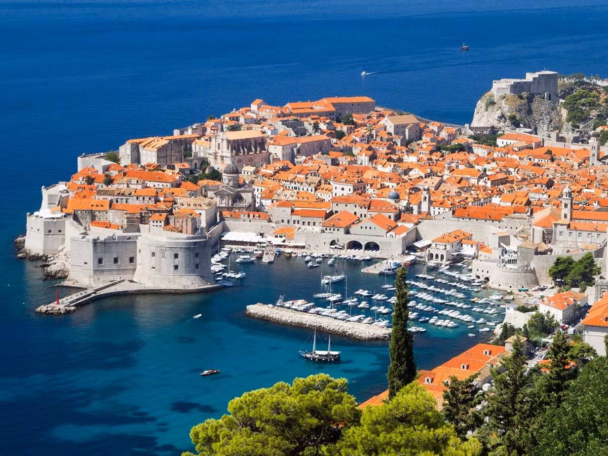 Dubrovnik ở Croatia nổi bật với những con đường đi bộ tuyệt đẹp cùng với những pháo đài lịch sử, bãi biển đẹp...