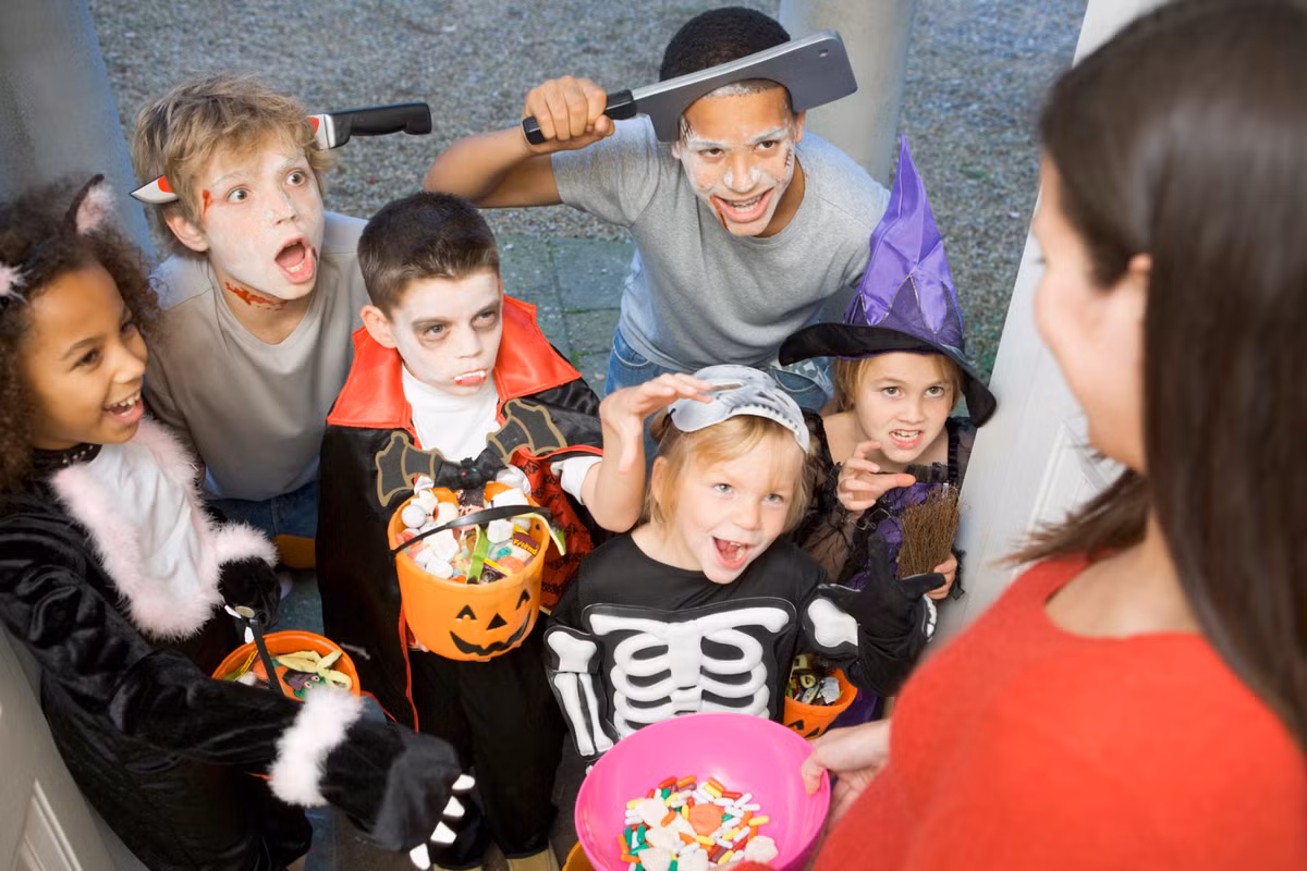 Cũng trong ngày Halloween, trẻ em mặc trang phục hóa trang độc đáo theo sở thích của mình như hóa trang thành phù thủy, siêu nhân, người nhện, ma quỷ...