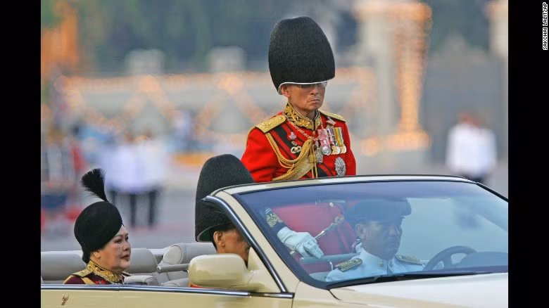 Nhà vua và hoàng hậu cùng Thái tử Vajiralongkorn, con trai duy nhất của họ, duyệt binh trong lễ kỷ niệm sinh nhật lần thứ 79 của ông năm 2006.