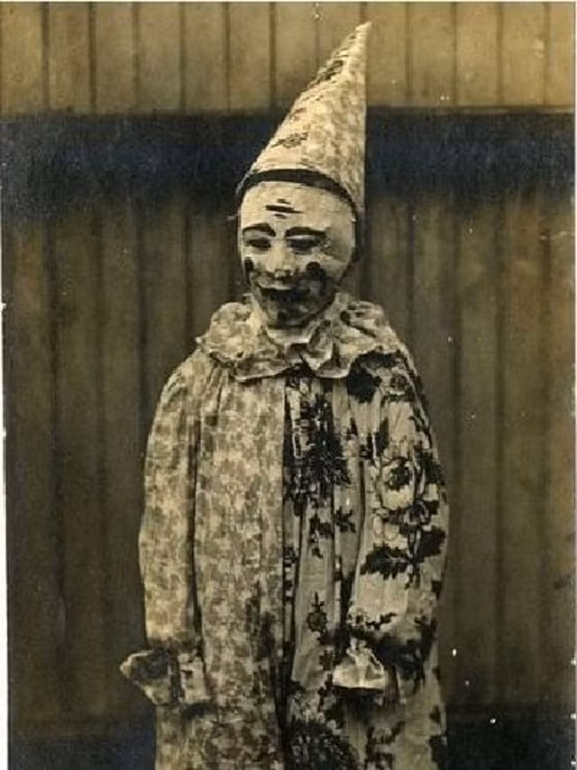 Nhiều người hóa trang thành chú hề trong lễ hội Halloween, với chiếc miệng rộng, luôn nở nụ cười khiến người đối diện không biết cảm xúc thực sự của họ.