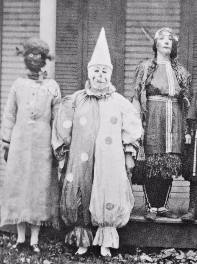 Một số người mặc trang phục chú hề tham dự các bữa tiệc Halloween.