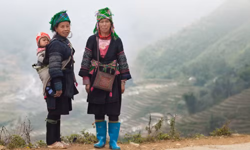 Vẻ đẹp phụ nữ Việt Nam ở vùng cao trong trang phục truyền thống được nhiếp ảnh gia Italy Sara Melotti chụp lại. Đây là một trong những bức ảnh thuộc bộ ảnh vòng quanh thế giới của cô Melotti.