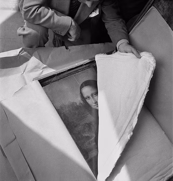 Kiệt tác hội họa Mona Lisa của danh họa lừng danh Da Vinci được trao trả cho bảo tàng Louvre sau khi Chiến tranh thế giới 2 kết thúc.