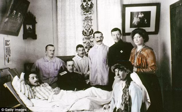 Sa hoàng Nicholas II cùng hai con gái Anastasia và Maria Romanov đến thăm các binh sĩ bị thương trong chiến trận.