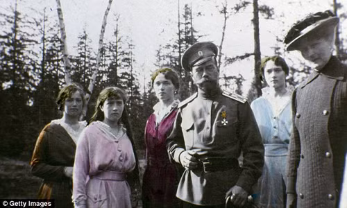Những bức ảnh về gia đình Sa hoàng cuối cùng ở Nga - Sa hoàng Nicholas II được chụp vào năm 1915 - 1916. Trong ảnh là Sa hoàng Nicholas II chụp ảnh cùng với 4 con gái: từ trái sang phải là Maria, Anastasia, Olga và Tatiana trong một chuyến dã ngoại.