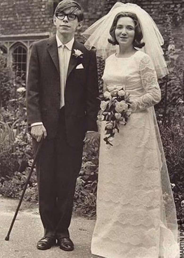 Tuy nhiên, Stephen Hawking tiếp tục công việc khoa học của mình và hiện 74 tuổi. Ông đã kết hôn hai lần và là cha của 3 người con. Các bác sĩ vô cùng kinh ngạc về trường hợp của Stephen Hawking và coi đó là một kỳ tích y học vì phần lớn người mắc chứng xơ cứng teo cơ rất khó sống quá 20 năm.