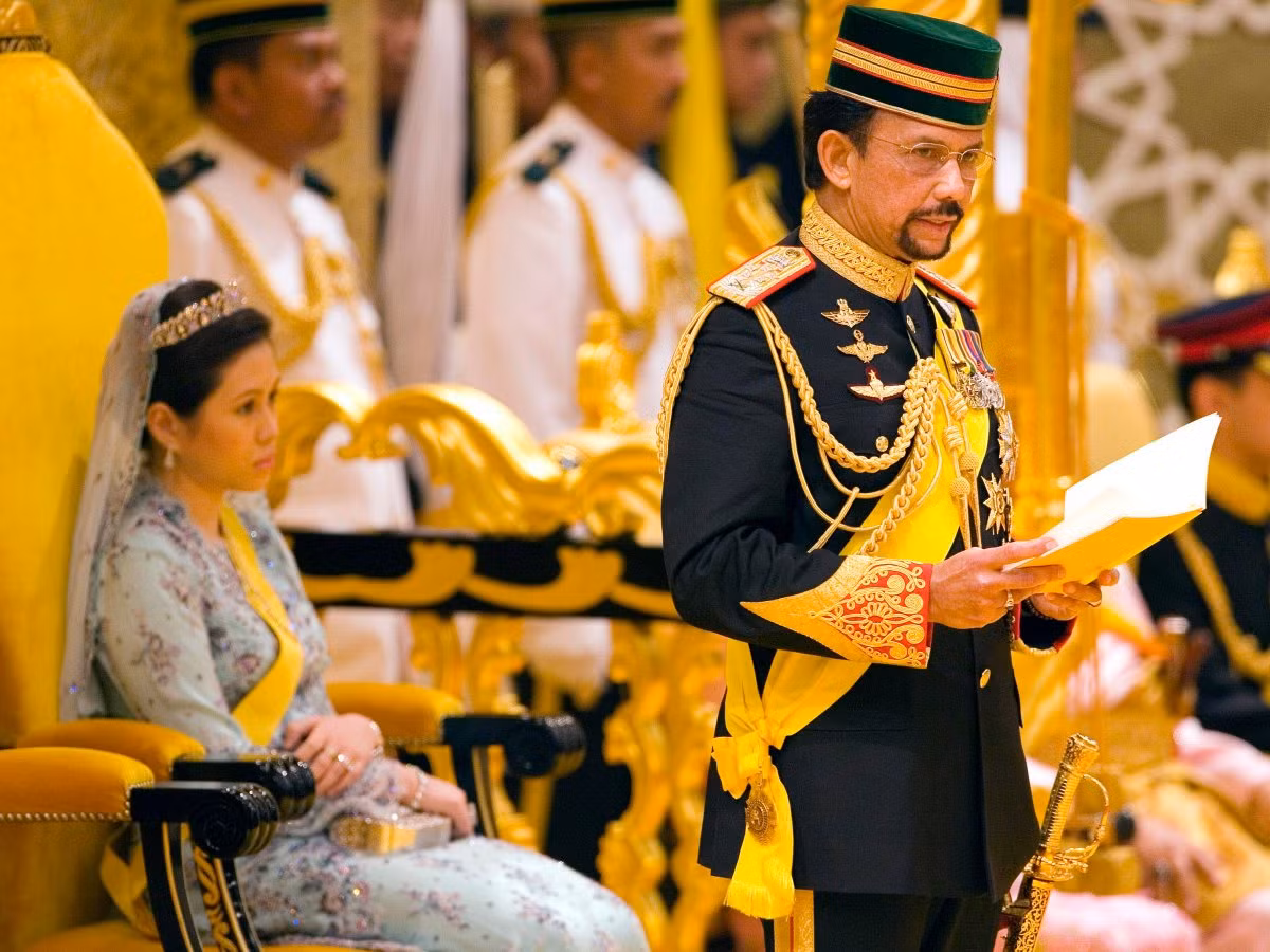 Quốc Vương Brunei Hassanal Bolkiah trị vì trong 49 năm. Ông đã trị vì đất nước Brunei kể từ năm 1967 sau khi cha của ông thoái vị.