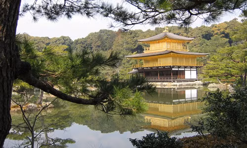 Với diện tích gần 228.000 km2, cố đô Kyoto từng là kinh đô của Nhật Bản từ năm 794 - 1868. Thành phố cổ kính này lưu giữ nhiều di tích lịch sử, giá trị văn hóa truyền thống, cả về vật chất và tinh thần. Trong ảnh là Chùa Vàng (Golden Pavillion) còn có một tên gọi khác là chùa Kinkakuji hay chùa Rokuonji nằm trong di sản văn hóa cố đô Kyoto.