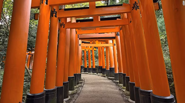 Ngôi đền Fushimi Inari hay còn gọi ngôi đền ngàn cổng nằm ở Kyoto có đến hơn 10.000 cổng nhỏ được sơn đỏ nối tiếp nhau rải thành một đường ống dài khoảng 4 km.