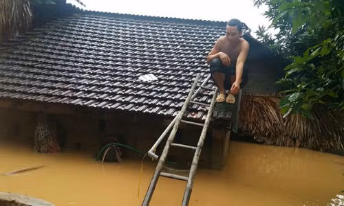 Lũ lên nhanh trong đêm ở huyện Hương Khê (Hà Tĩnh), người dân không kịp sơ tán. Ảnh: Vietnamnet.