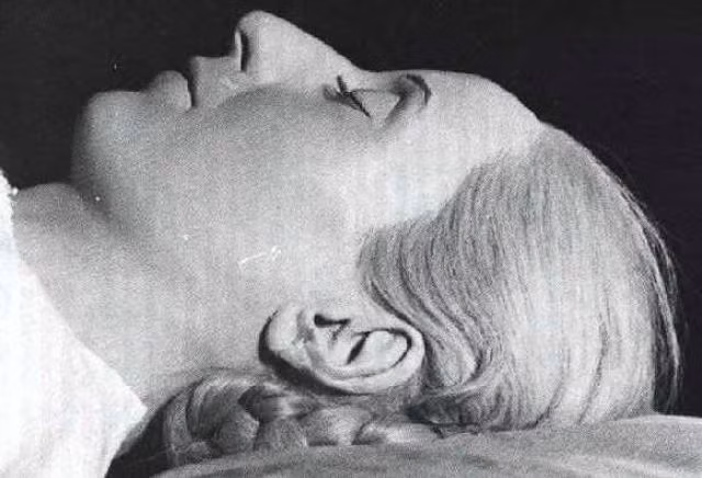 Sau khi qua đời vì căn bệnh ung thư năm 1952, Đệ nhất phu nhân Eva "Evita" Perón - vợ của Tổng thống Argentina Juan Peron - được đem đi ướp xác và đây là một trong số những thi hài được bảo quản tốt nhất thế giới.