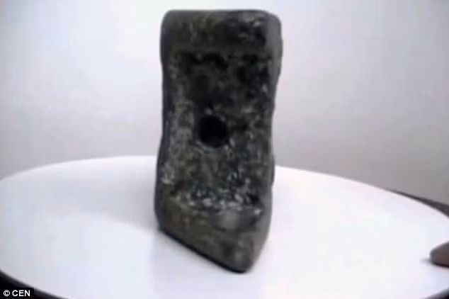 Toàn bộ thông tin về 3 hiện vật này được giữ kín trong suốt hơn 40 năm và chỉ mới đây mới được Romania công bố. Phòng thí nghiệm Lausanne, Thụy Sỹ mới công bố kết quả kiểm tra cho thấy mảnh kim loại bằng nhôm có hình dáng giống như chiếc rìu chứa 12 kim loại tổng hợp, trong đó 90% là chất liệu nhôm. Ước tính, vật thể lạ này có niên đại 250.000 năm.
