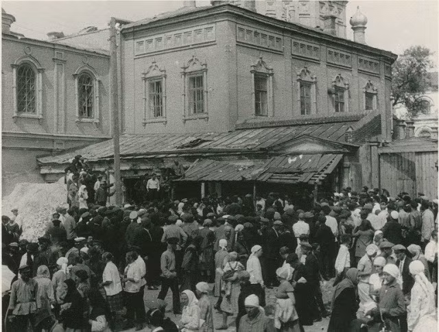 Đông đảo người dân Liên Xô tập trung phía trước một ngôi nhà.