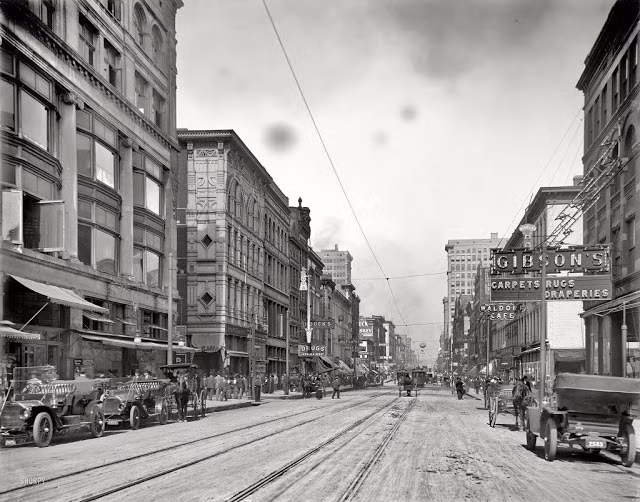 Thành phố Memphis ở Tennessee, Mỹ năm 1910 với sự xuất hiện của đường ray xe điện và hệ thống đường dây điện chạy khắp thành phố.