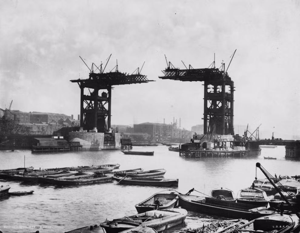 Cầu tháp London trong quá trình xây dựng những năm cuối thế kỷ 19.