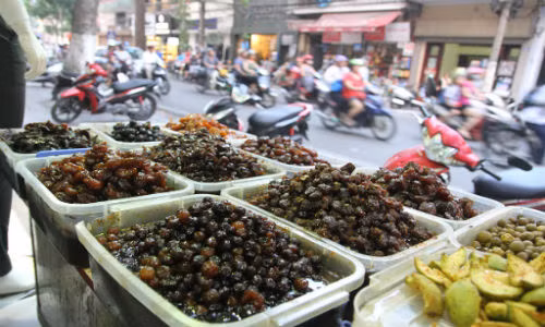 Gần tháp nước Hàng Đậu (quận Hoàn Kiếm, Hà Nội) có một tiệm ô mai xào nổi tiếng hàng chục năm nay. Bất kỳ ai đi qua đều ngửi thấy mùi thơm phức của nhiều loại hoa quả dầm đường.
