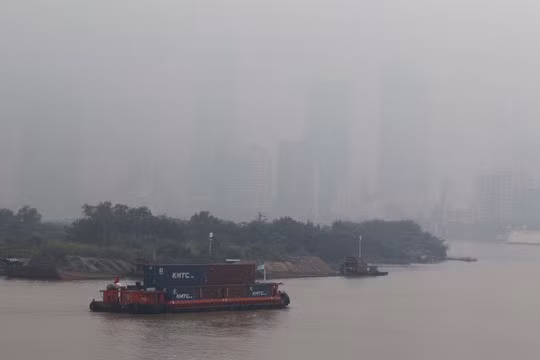 Quận 1 chìm sâu trong "mù khô", rất khó để quan sát được phía trước.