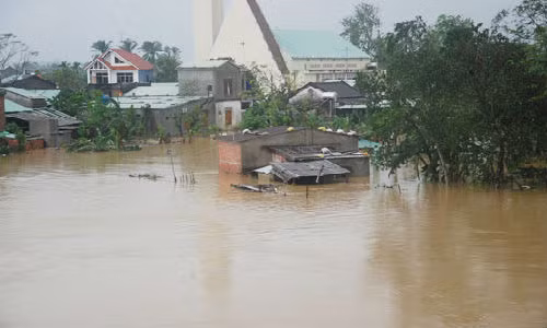 Mưa lũ tại các tỉnh miền Trung làm hàng ngàn ngôi nhà bị tốc mái, ngập úng, giao thông tê liệt.