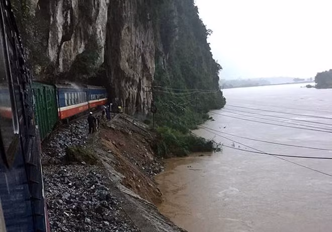 Nhiều vị trí đường sắt đi ven sông Gianh (Quảng Bình) bị xói lở ảnh hưởng đến an toàn chạy tàu. Ảnh: Đường sắt Việt Nam.