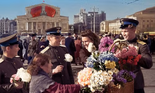 Không khí hân hoan vui mừng của người dân đón chào binh sĩ Liên Xô ở Moscow ngày 9/5/1945.