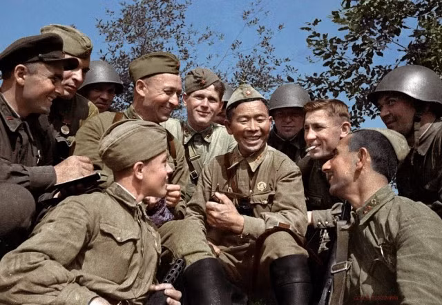 Binh sĩ thuộc Hồng quân Liên Xô ngồi trò chuyện với nhau ở Sevastopol.
