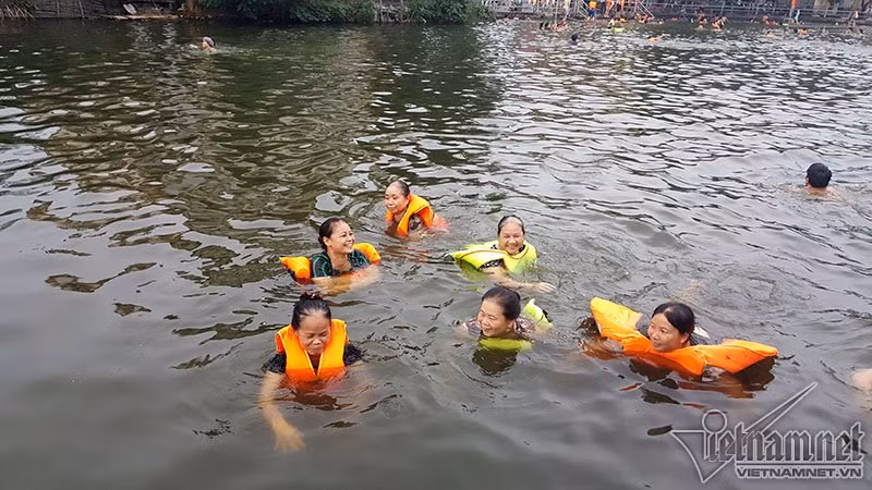 Không chỉ trẻ em mà người già cũng có thêm một nơi để luyện tập, bơi lội nhiều ông bà U60 đã thoát khỏi bệnh xương khớp nhờ đi bơi hằng ngày. Người dân cho biết ngày cao điểm có đến 700 lượt người đến bơi. Cứ buổi chiều khoảng 16-19h, ao làng Thiên lại có đông người ra bơi lội