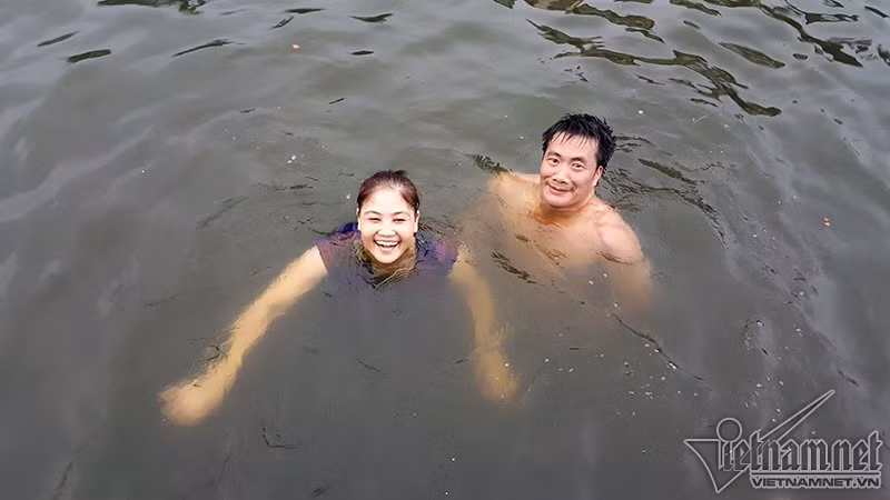 Vợ chồng ông Nguyễn Văn Học (55 tuổi) và bà Hồ Thị Minh (51 tuổi) cho biết từ ngày làng có bể bơi, chiều nào ông bà cũng ra bơi khoảng 30 phút.