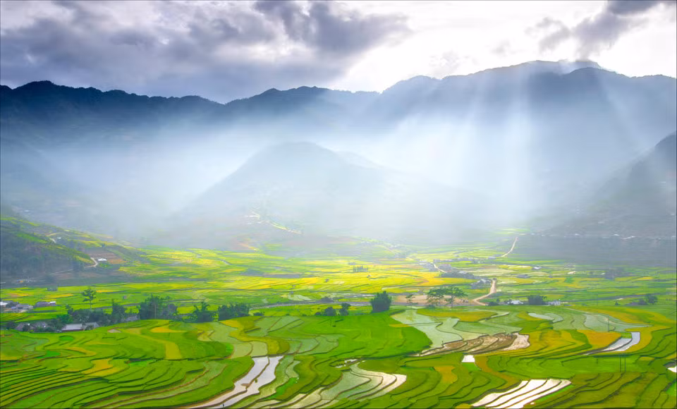 Khoảnh khắc sau cơn mưa chiều trên thung lũng Tú Lệ (Yên Bái). Những tia nắng cuối ngày hiện ra với sương giăng mắc ôm lấy núi đồi, kỳ ảo như chốn thiên đường. Ảnh: Nguyễn Anh Tuấn.