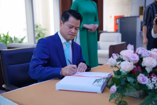 Dai gia Ngo Chi Dung co bao nhieu tien sau khi VPBank len san?