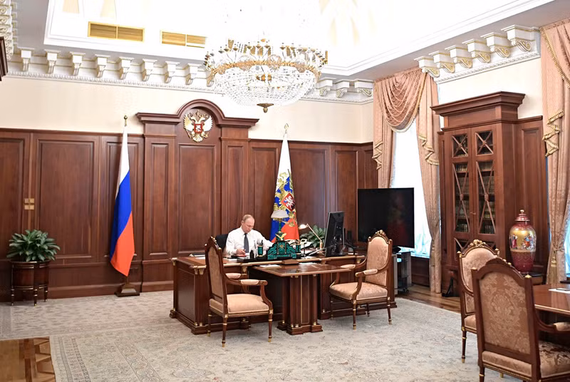 Tổng thống Putin bên trong văn phòng của mình ở điện Kremlin.