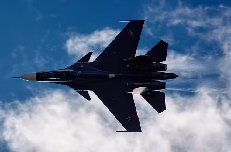 Hệ thống radar chính trên Su-30SM có tầm trinh sát xa đến 400km, theo dõi mục tiêu ở cự ly 200km, theo dõi trong khi quét liên tục 15 mục tiêu và dẫn tên lửa hạ được 4 mục tiêu cùng lúc. Có thể nói, sức mạnh của tiêm kích Su-30SM tương đương, thậm chí là vượt trội so với các máy bay chiến đấu Mỹ, châu Âu và Trung Quốc.