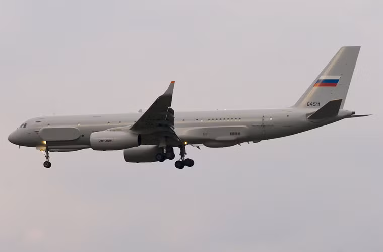 Gói trang bị trên Tu-214R cho nó khả năng chặn tín hiệu phát ra từ hệ thống radar, máy bay, thiết bị vô tuyến, điện thoại di động...qua đo nghe lén được thông tin đối phó liên lạc qua thiết bị thông tin/điện thoại di động, biết được đối phương đang làm gì, âm mưu gì...