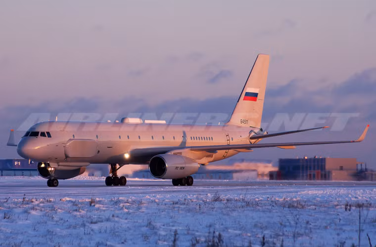 Tu-214R là biến thể phục vụ cho mục đích quân sự được phát triển trên cơ sở khung gầm máy bay chở khách tầm trung Tu-204 do Cục thiết kế Tupolev phát triển. Biến thể Tu-214R được Liên hiệp sản xuất máy bay Kazan sản xuất theo đơn hàng từ Không quân Nga.