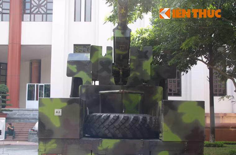 Hệ thống khung pháo được cố định chắc chắn trên thùng xe thay vì cơ động bằng bánh lốp như nguyên bản, càng pháo giảm giật cũng được bỏ đi.