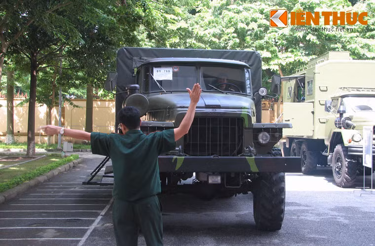 Xe Ural-375Đ đã được Diezen hóa nên có công suất cao, độ bền lớn và tiết kiệm nhiên liệu hơn so với chạy động cơ xăng, nhưng vẫn giữ được tính năng làm việc và độ bền của hệ thống lái, hệ thống khung gầm...