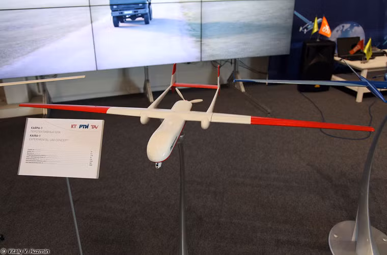 UAV trinh sát Kaira-1 với thiết kế khá giống các mẫu UAV Heron của Israel cũng sở hữu hai đuôi, động cơ đẩy cánh quạt nằm ở phía đuôi thân.