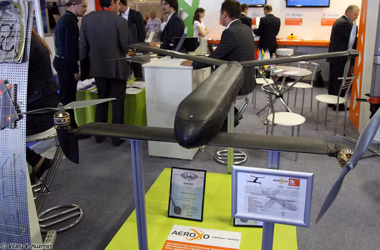 Hầu như các mẫu UAV Nga được giới thiệu tại MAKS 2015 đều có kiểu dáng khác lạ, nếu không muốn nói là kỳ quái. Trong ảnh là UAV trinh sát ERA-101/102.