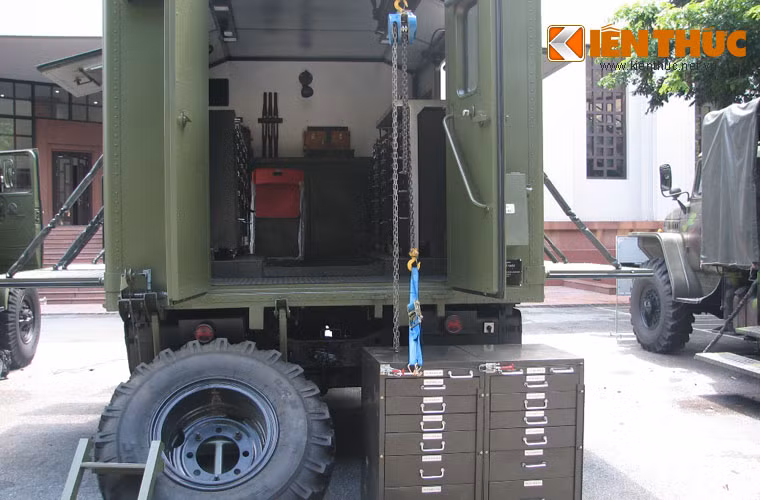 Sàn công nghệ của xe công trình sửa chữa tổng hợp cấp chiến thuật được bố trí theo hướng modun hóa, tích hợp các trang thiết bị công nghệ, dụng cụ sửa chữa tinh ngọn, hiện đại và đủ cơ số vật tư kỹ thuật, đáp ứng yêu cầu sửa chữa vũ khí, trang bị kỹ thuật của Ban CHQS huyện, thị xã, đồn Biên phòng. Ảnh: Sàn xe rộng 8m2, thể tích thùng xe là 18m3.