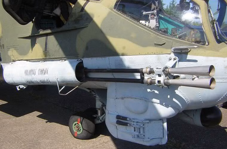 Khác với phiên bản Mi-24D thường lắp khẩu pháo 12,7mm dưới mũi, trực thăng Mi-24P được trang bị pháo hạng nặng GSh-23L cỡ 23mm nòng kép đặt cố định bên phải buồng lái máy bay. Pháo GSh-23L đạt tốc độ bắn 3.400-3.600 phát/phút, có khả năng bắn hạ được cả xe thiết giáp hạng nhẹ. Tuy nhiên, điểm yếu của nó là không thể xoay đổi hướng.